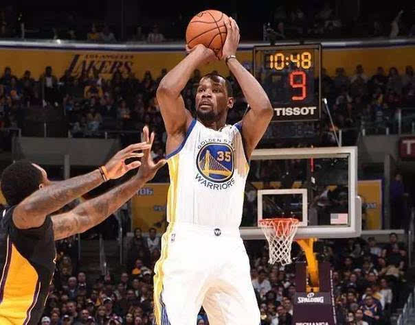 全球足坛再 全球足坛再